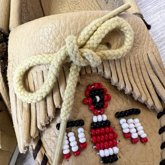 Minnetonka Moccasins Womens Size 7 Beige Beaded Thunderbirds Bow Flats Natural - Picture 14 of 14